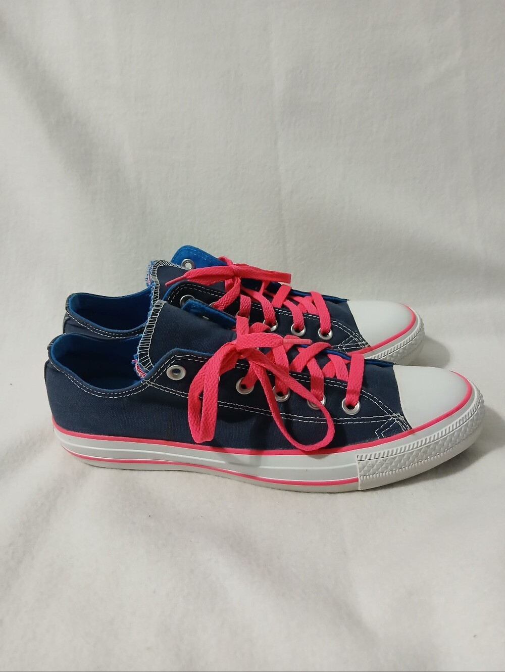 Converse Classic Navy Canvas Low-Top Sneakers with Pink Accents Unisex W10/M8